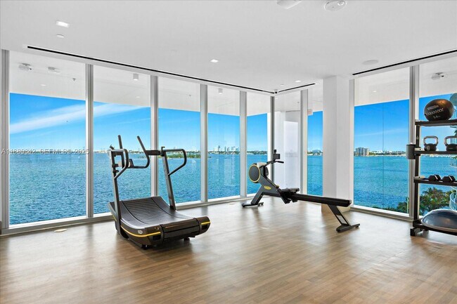 Building Photo - 700 NE 26th Terrace