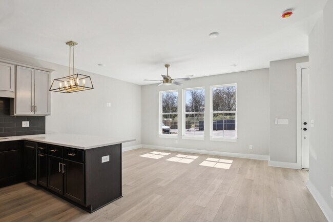 Building Photo - 908 Anderson Ln