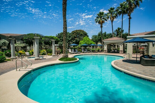 Lagoon Style Pool - Versante Apartment Homes