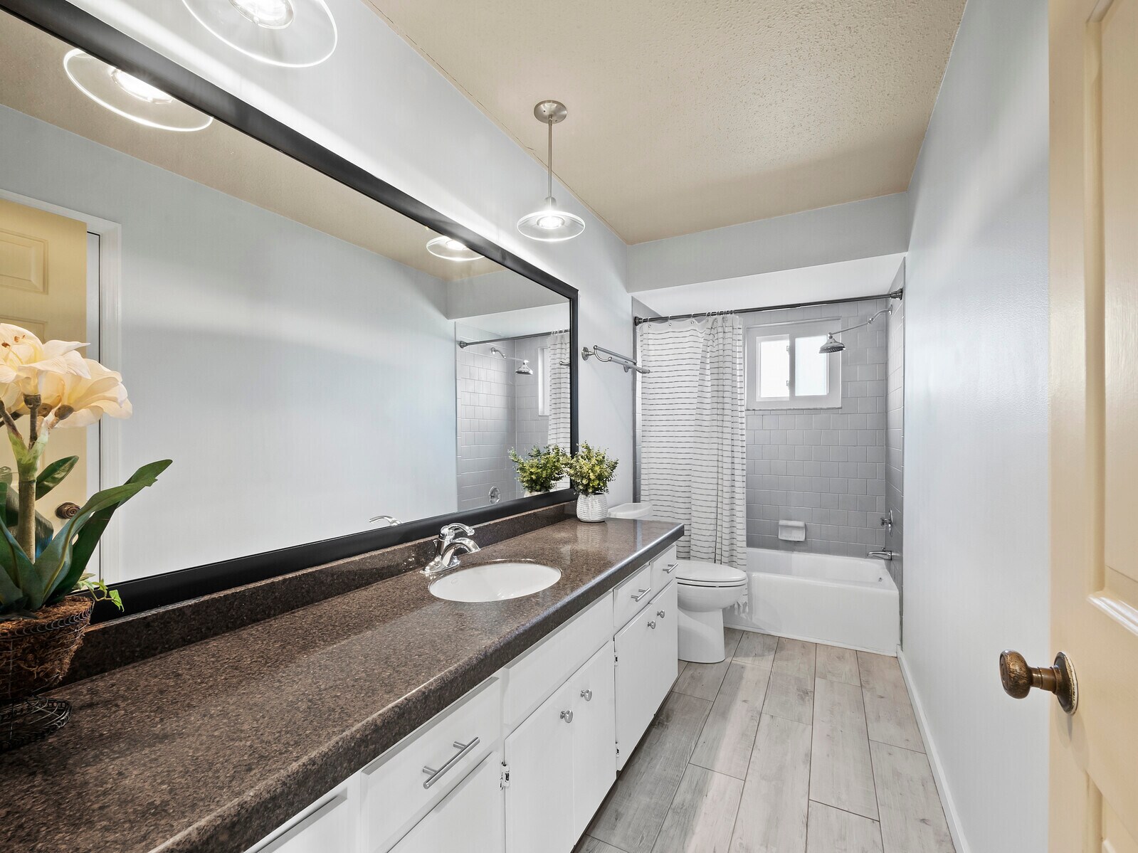 Building Photo - 633 Chevy Chase Dr