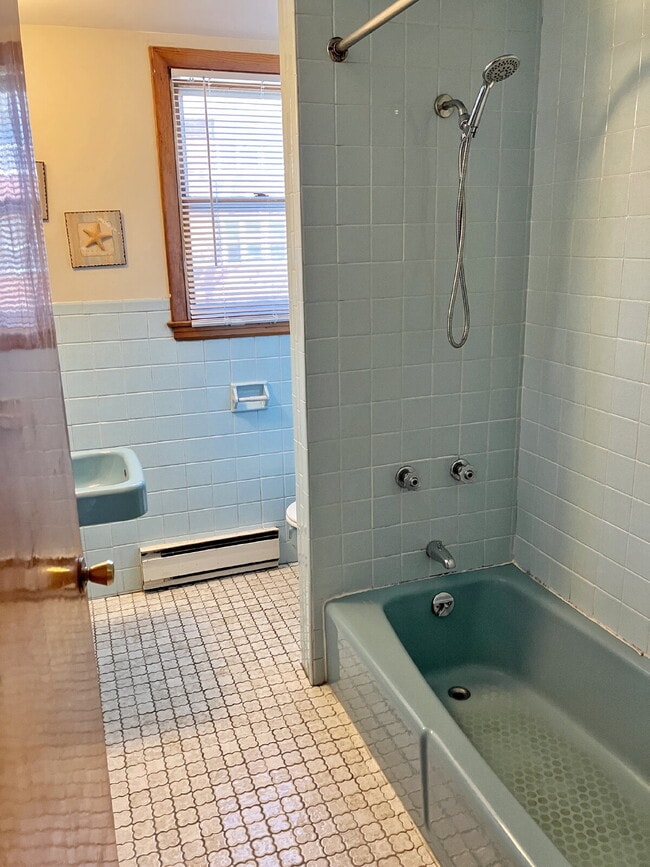 Building Photo - Available July 1st! - Cozy 1-Bedroom Gem in Quincy