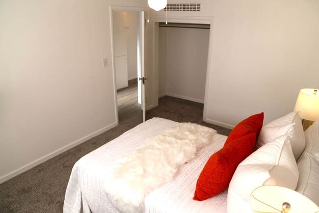 Building Photo - 2bed/1bath with a shop