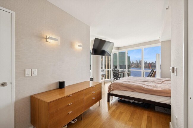 Building Photo - 77 Hudson St