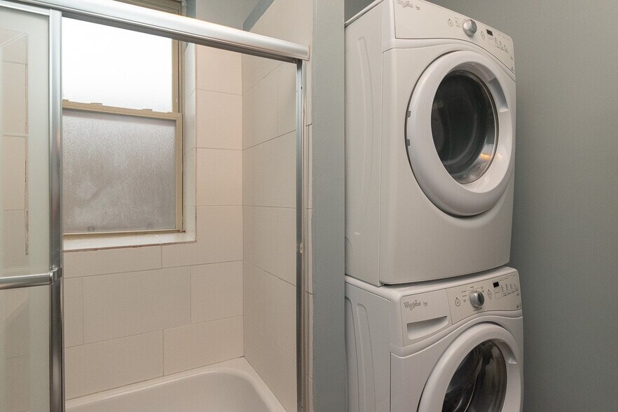 Building Photo - 2537 N Kildare Ave