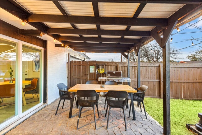 Building Photo - 3410 Country Club Dr