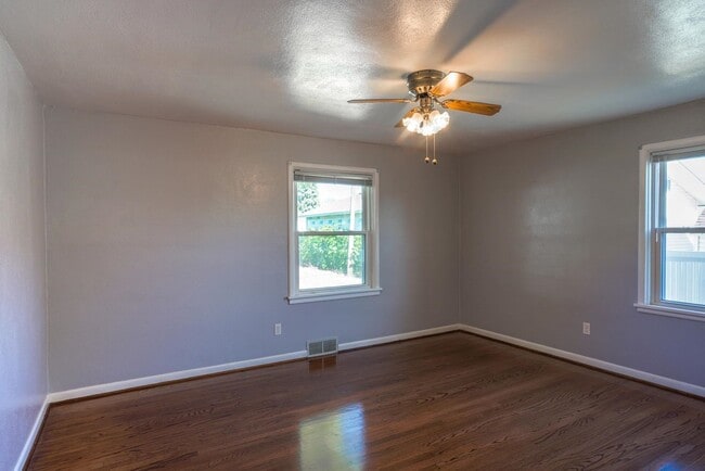 Building Photo - Spacious 4 Bedroom on Upriver Drive