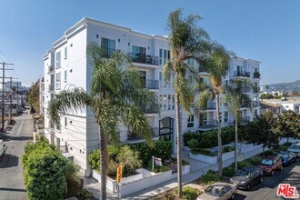 Building Photo - 320 N La Brea Ave