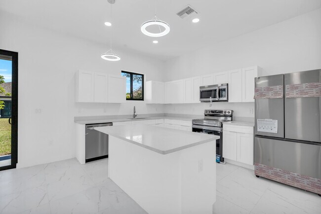 Building Photo - 1021 Chiquita Blvd N