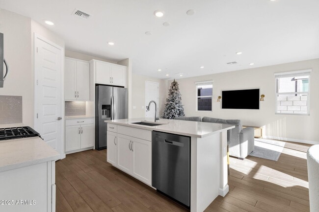 Building Photo - 5823 E Rose Garden Ln