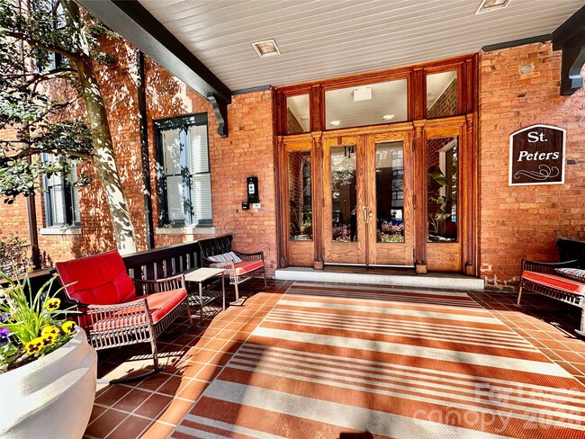 Building Photo - 229 N Poplar St