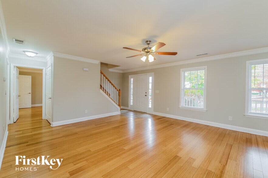 Building Photo - 5819 Willowdale Dr