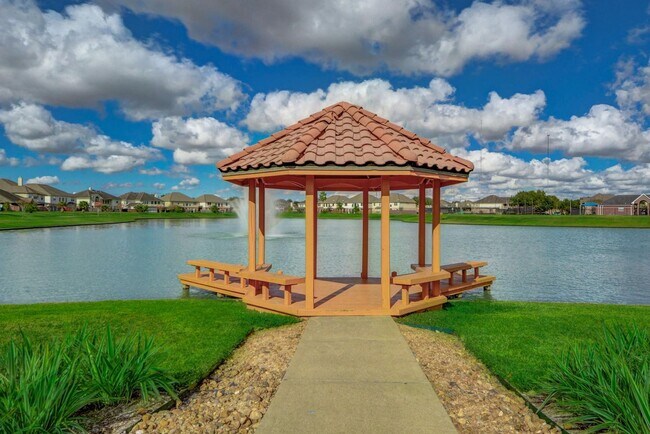 Building Photo - Live comfortably in this stunning Lake Rid...