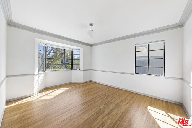 Building Photo - 1031 S Tremaine Ave