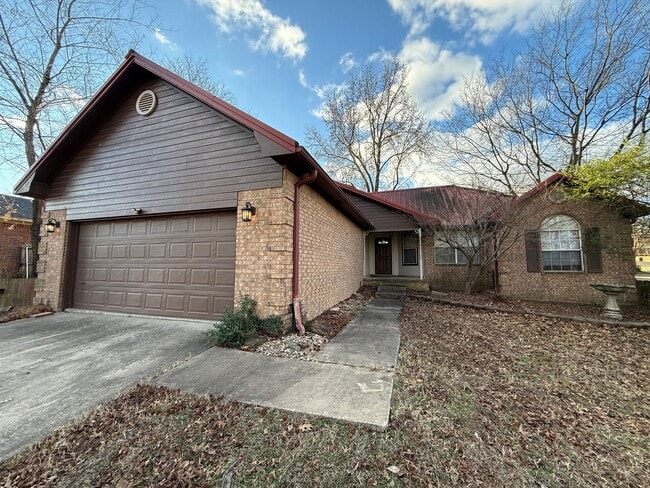 Building Photo - 3 Bed 2 Bath House with 2 Car Garage.  Has Gas Heat