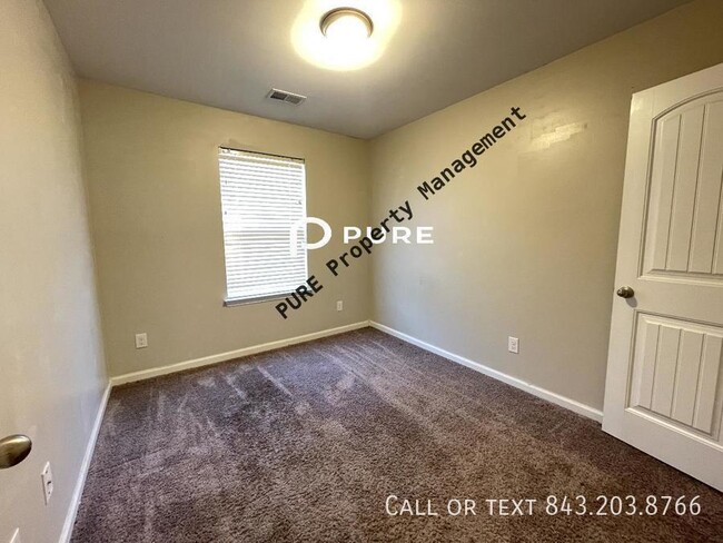 Building Photo - 3 BR Available now in Lakeview Commons!