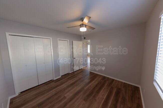 Building Photo - 563 N Cherry
