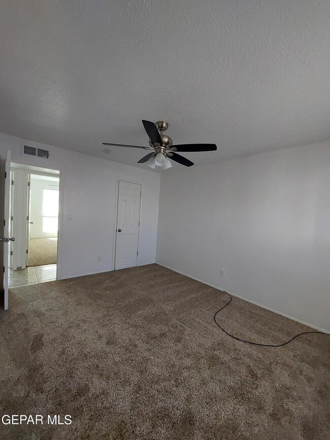 Building Photo - 2212 Cumbre Negra St
