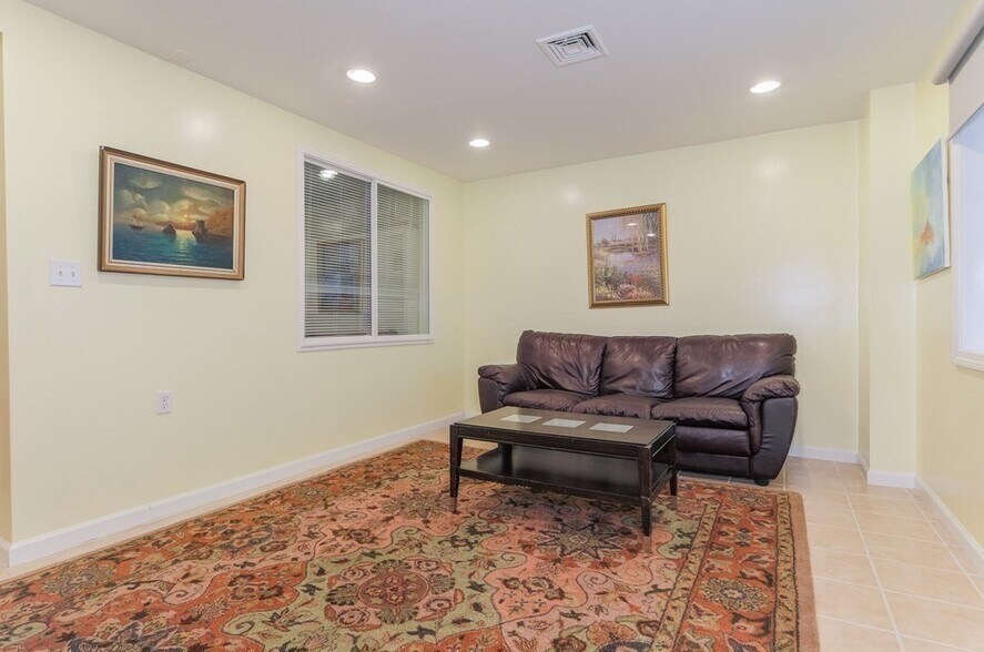 Building Photo - 132 Ashcroft St