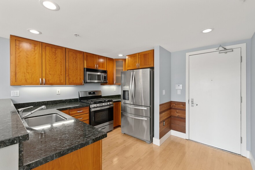 Kitchen/Entry - 588 S Van Ness Ave