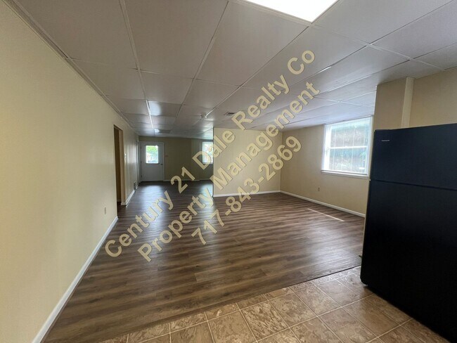 Building Photo - Very Spacious First Floor 2 Bedroom in Dov...