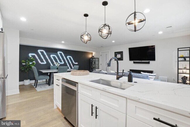 Building Photo - 616 Quebec Place NW