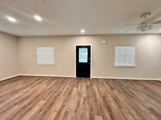 Building Photo - 3 Bed House Close to Historical Downtown Bryan