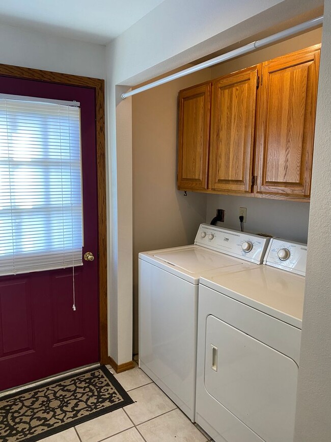 Building Photo - Large Home for Rent on Airway Dr, Beautiful Backyard Views!