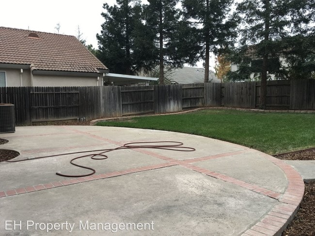 Building Photo - 9416 Dante Ct