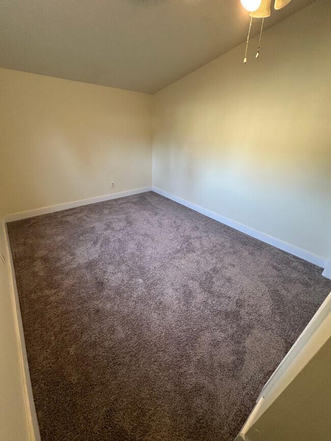 Building Photo - 3 Bed Room 1.5 Bath