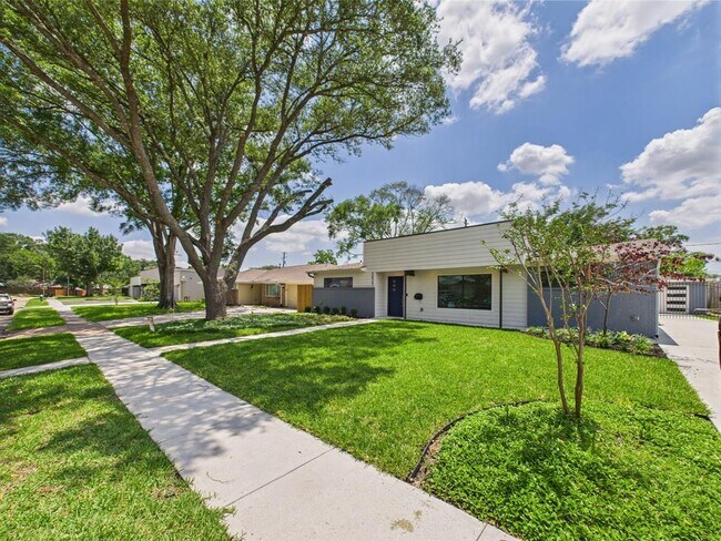 Primary Photo - 5627 Cerritos Dr