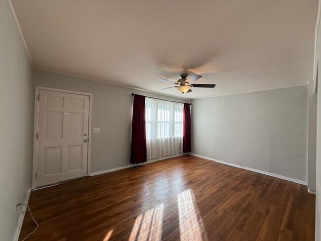 Building Photo - Cozy Home with Character