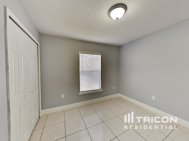 Building Photo - 871 Jarnac Dr