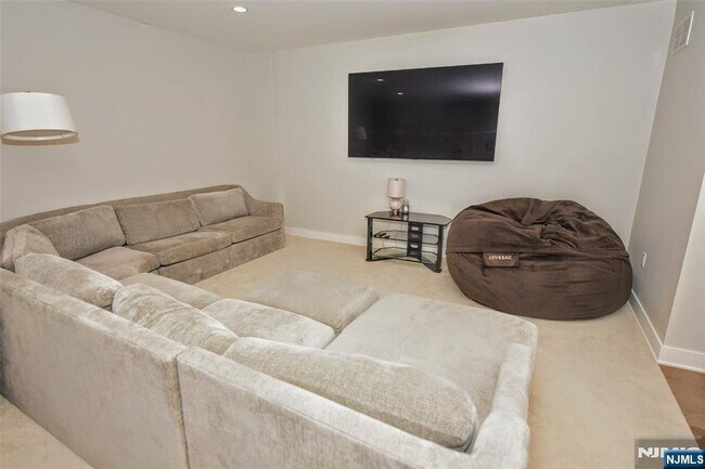 Building Photo - 32 Cinnamon Dr