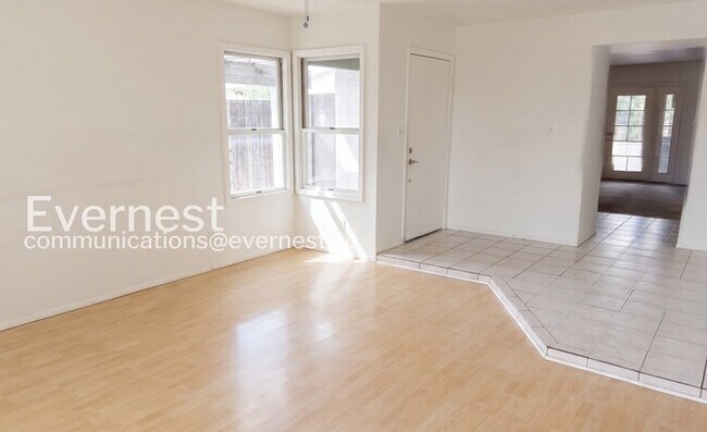 Building Photo - 3Bed/2Bath with Fenced Yard/ Available Now!