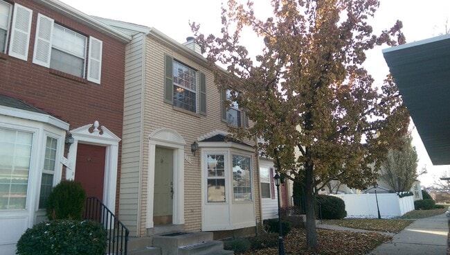 Building Photo - Great Town Home in Fantastic Location