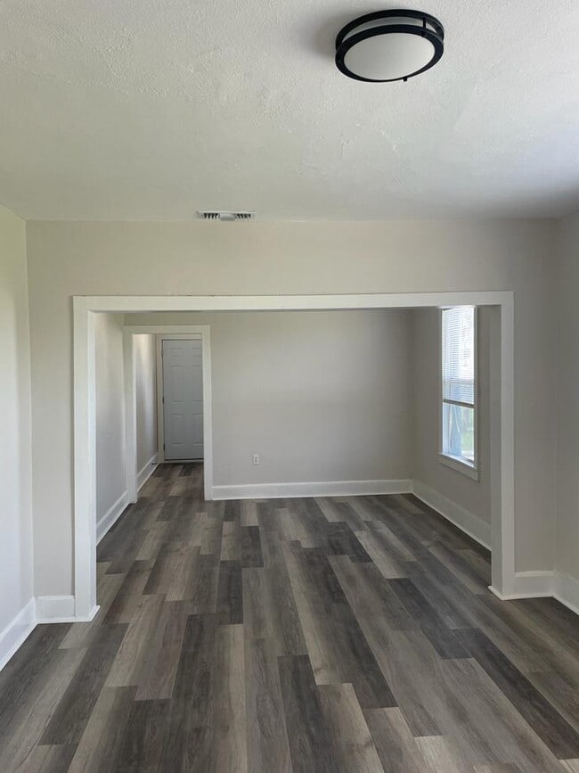 Building Photo - 1411 E Main St