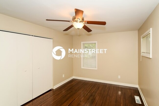 Building Photo - 3 Bedroom Pet-Friendly Home in Birmingham, AL with Main Street Renewal