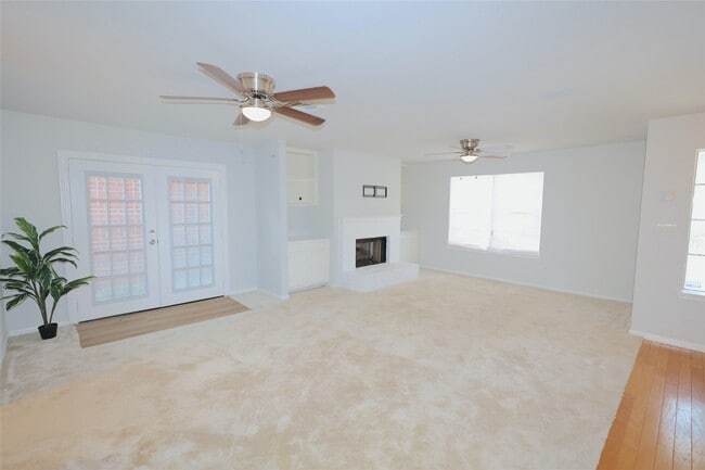 Building Photo - 3229 Continental Dr