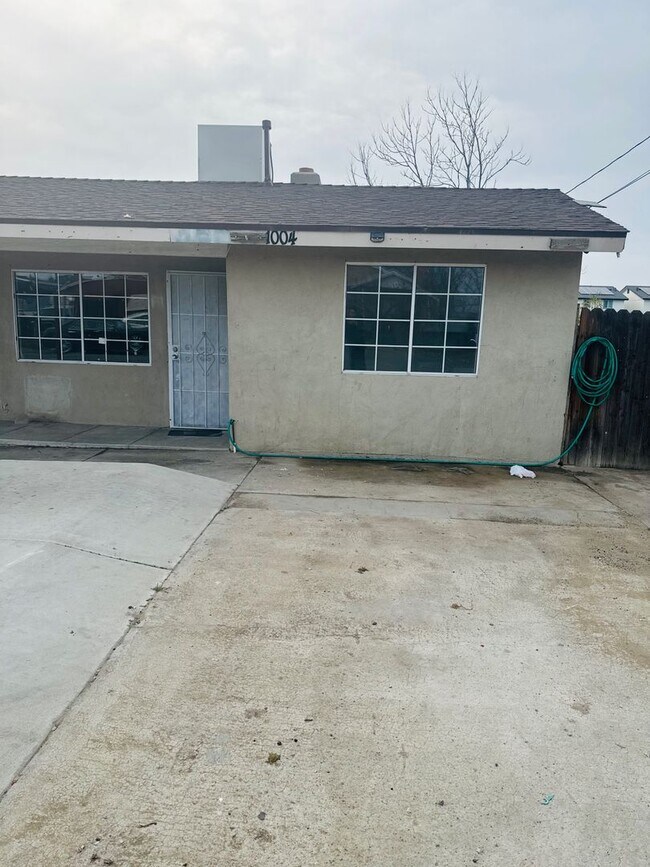 Building Photo - 1004- 06