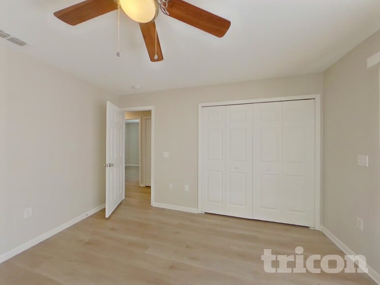 Building Photo - 5852 Lake Front Dr
