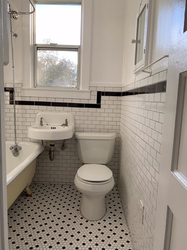 Building Photo - 362 Linden Ave