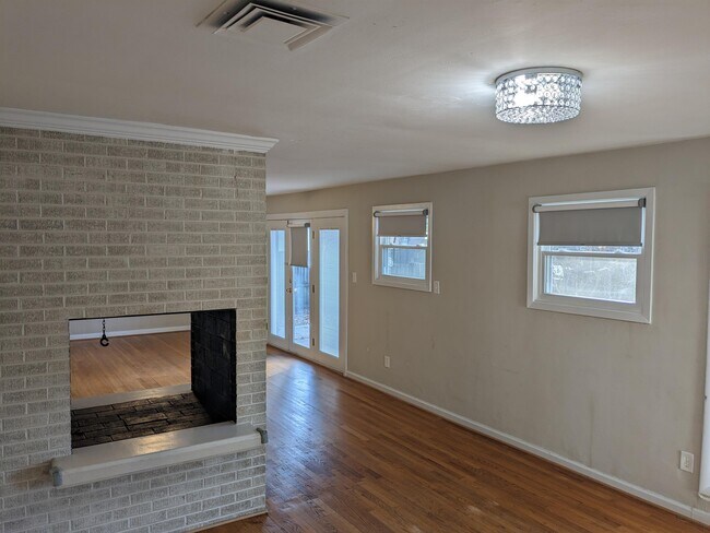 Building Photo - 315 Martha Lee Dr