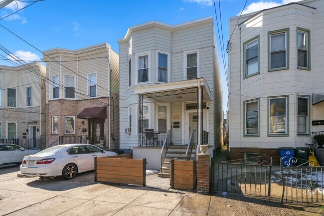 Building Photo - 215 Dodd St