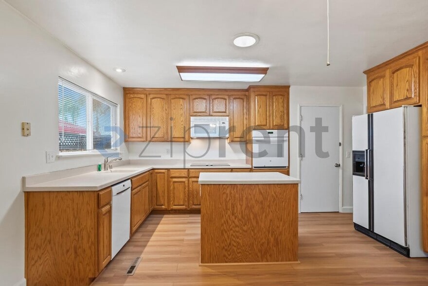 Building Photo - 5063 Maitland Dr