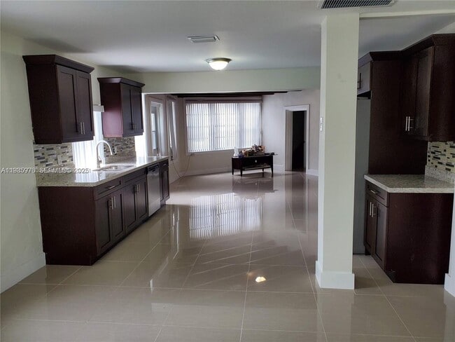 Building Photo - 701 Columbus Pkwy