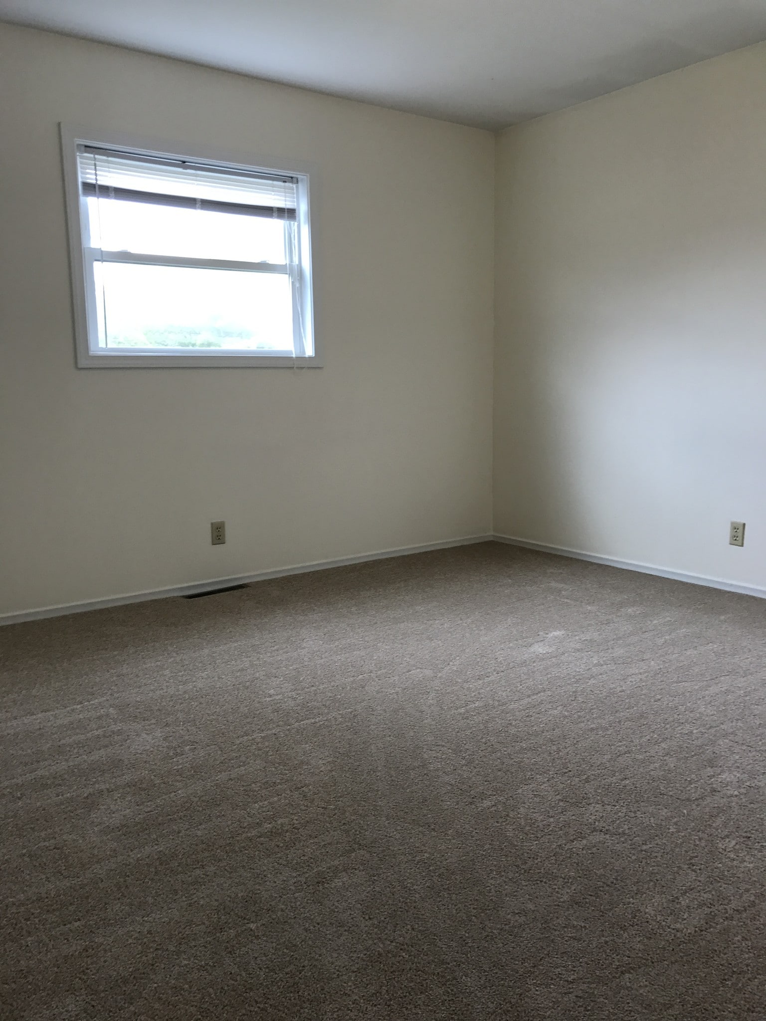Front Bedroom - 733 Rockwell Ave