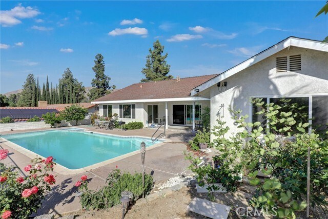 Building Photo - 5625 Vía Junipero Serra