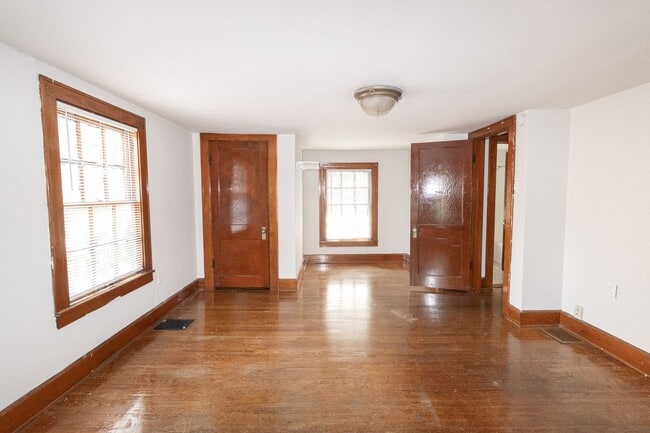 Building Photo - Charming 3 bed | 2 bath home in the heart ...