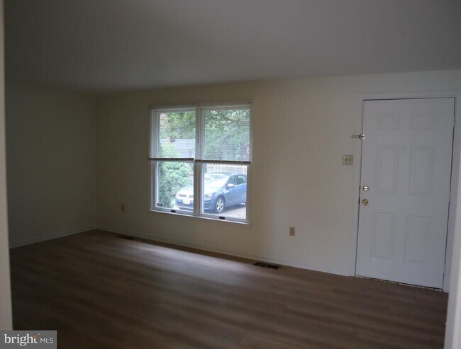 Building Photo - 1108 Middleneck Dr