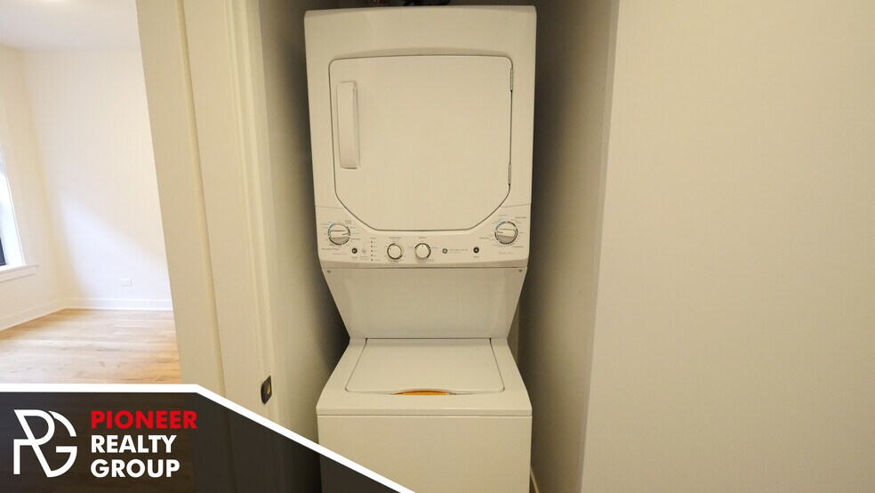 Building Photo - 2207 W Eastwood Ave